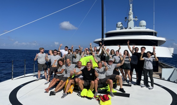 Mega Yat Victorious'tan Atlantik Okyanusunda Kurtarma Operasyonu Mega Yat Victorious'tan Atlantik Okyanusunda Kurtarma Operasyonu