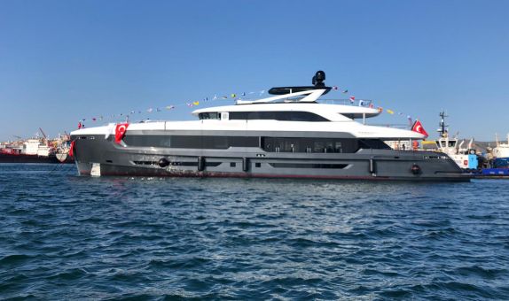 Mengi Yay Yatçılık VIRTUS 31'i Denize İndirdi Mengi Yay Yatçılık VIRTUS 31'i Denize İndirdi