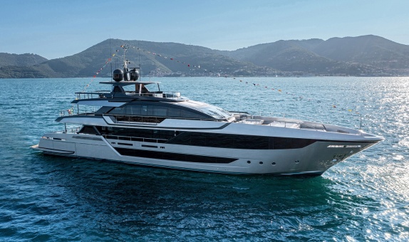 Riva 130' Bellissima Denize İndi