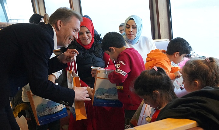 Şehir Hatları 100 Çocuğu Denizle Buluşturdu Şehir Hatları 100 Çocuğu Denizle Buluşturdu